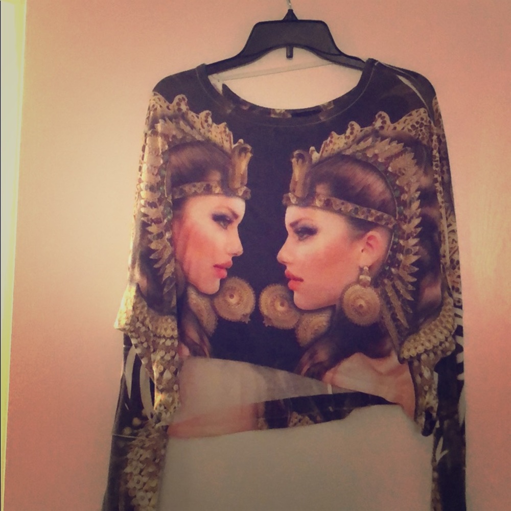 Trendy long sleeve graphic crop top